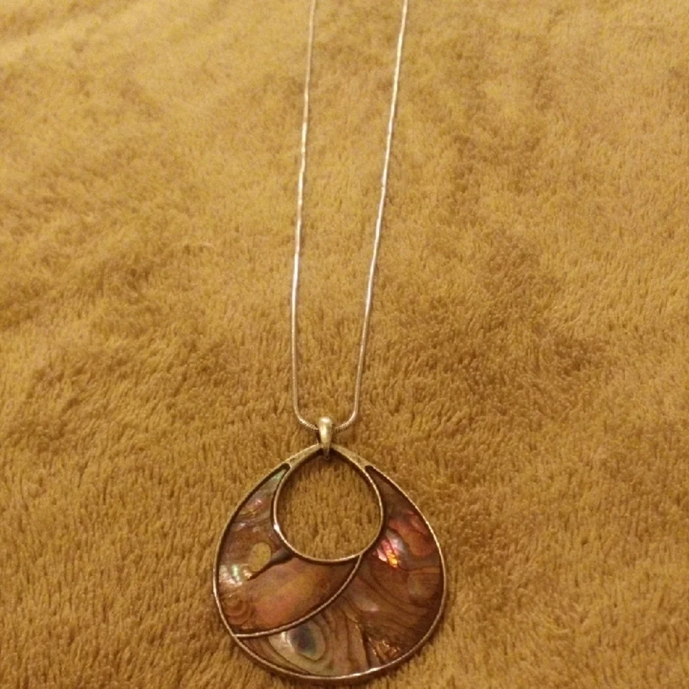 Elegant Silver and Brown Pendant Necklace